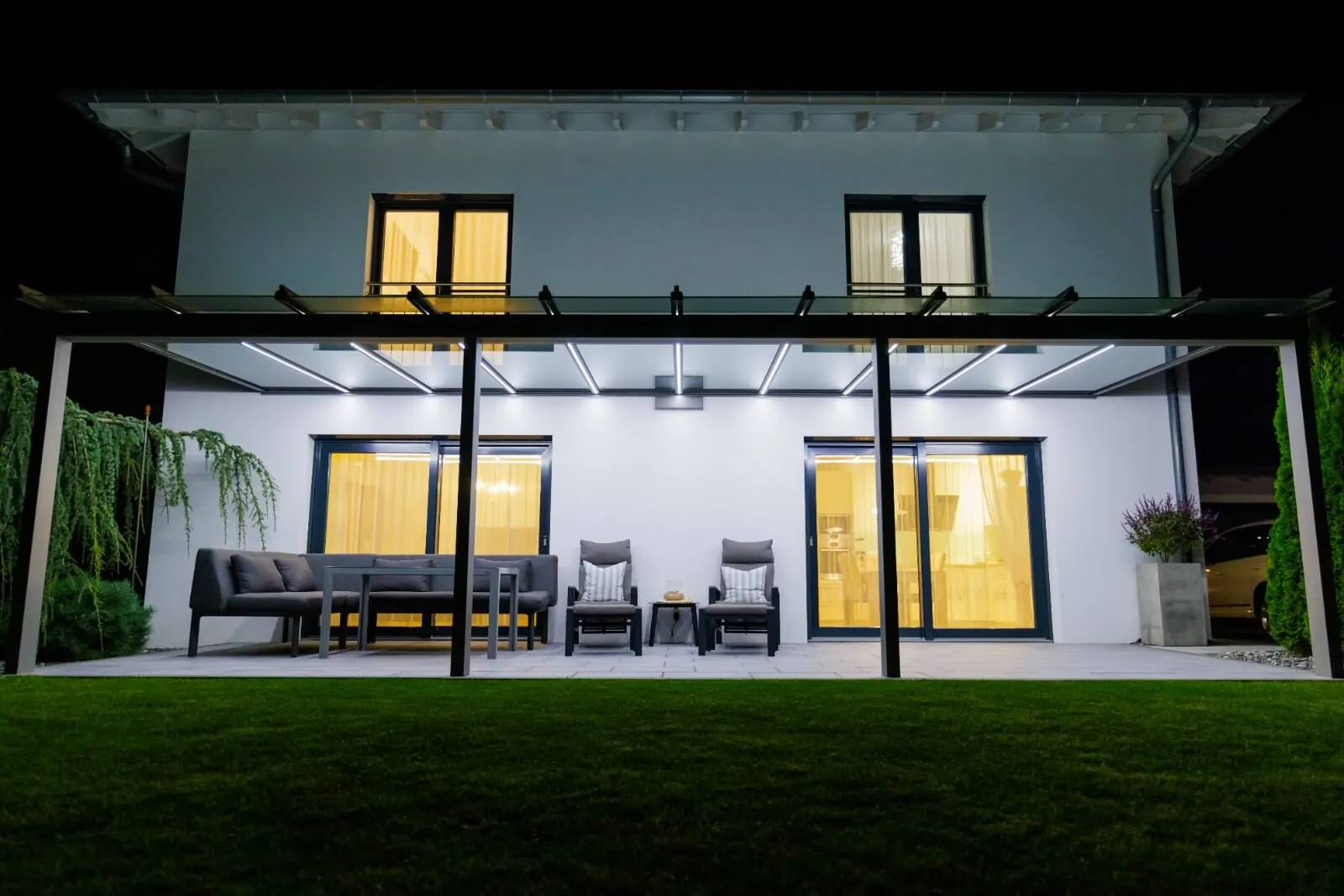 Terrassendach bei Nacht beleuchtet